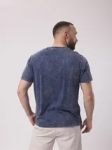 Remera de algodón color negro con efecto nevado.