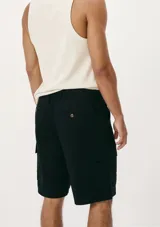 Bermuda de gabardina color verde con bolsillos laterales tipo cargo.