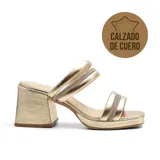 Sandalia de cuero negra con dos tiras gruesas horizontales adornadas con strass. Tiene taco cuadrado y plataforma.