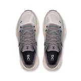 Championes urbanos de hombre, color gris claro con detalles en gris oscuro y suela blanca con orificios.