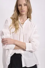 Camisa color visón, de corte holgado y manga larga.