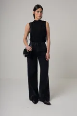 Jean de denim negro con corte wide leg y tiro alto.