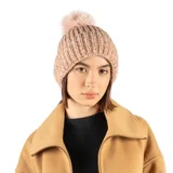 Gorro de lana tejido color rosa con pompón en la parte superior.