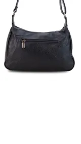 Cartera bandolera negra de cuero sintético con correa extensible. Tiene dos compartimentos principales con cierre, un bolsillo trasero con cierre y dos bolsillos frontales, uno con botón y otro con cierre.