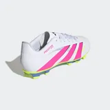 Championes de fútbol Adidas Predator Club FG/MG, color blanco con detalles en rosa y amarillo. Presentan las tres tiras características de la marca en color rosa. Suela con tapones para terreno firme y pasto sintético.