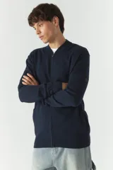 Campera tejida color beige con textura en el frontal, escote redondo y puños.