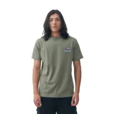 Remera verde militar de manga corta con logo de Quiksilver estampado en el pecho. Corte clásico.
