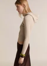 Jersey de punto de canalé color beige, con capucha, cuello alto, manga larga, diseño crop y corte slim fit.