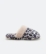 Pantufla femenina tipo chancla, cerrada en la punta, con estampado de leopardo en tonos blanco, azul marino y marrón. Presenta un borde superior de pelo sintético color beige claro.