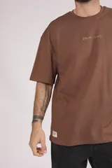 Remera blanca de algodón con cuello redondo, corte holgado y estampado pequeño en el frente.