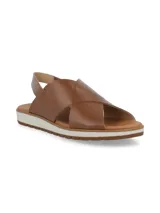 Sandalia plateada con tiras cruzadas con textura tipo piel de cocodrilo, suela blanca y tira trasera elástica.