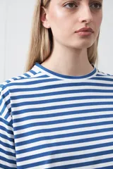 Remera de manga corta con cuello a la base, confeccionada en tejido de rayas horizontales blancas y negras, con silueta relajada.