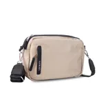 Bandolera color crudo con correa ancha negra con logo de la marca en blanco. Tiene cierre superior, bolsillo frontal con cierre vertical y bolsillo trasero.