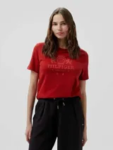 Remera roja de algodón con cuello redondo y estampado frontal con el logo de Tommy Hilfiger en tono sobre tono.