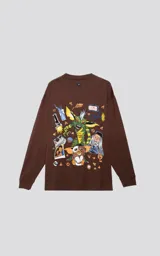 Remera de manga larga color marrón con cuello redondo y estampado pequeño de un gremlin en el pecho.