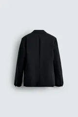 Blazer slim fit color verde oliva, confeccionada en tejido con viscosa. Tiene cuello con solapas de muesca, manga larga con puños abotonados, bolsillo de vivo en el pecho, bolsillos de solapa en la cadera, bolsillo interior, aberturas en la espalda y cierre frontal con botones.
