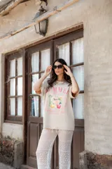 Remeron beige con estampa de cócteles y texto en color rosa.