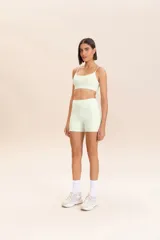 Top deportivo de tirantes finos color menta, con diseño de banda y relleno extraíble, ideal para entrenamientos de impacto medio.