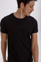 Remera negra de algodón, corte clásico y cuello redondo.