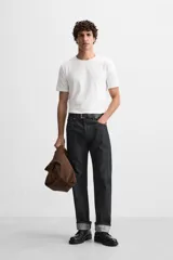 Camiseta slim fit de cuello redondo y manga corta, confeccionada en tejido de algodón con elasticidad.