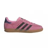 Championes Adidas Gazelle Indoor, color rosa con detalles en negro y suela color caramelo.