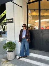 Chatas de cuero color chocolate, con dos tiras horizontales con velcro sobre el empeine y suela plana.