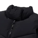 Chaleco puffer negro con cuello alto, cierre frontal con cremallera, bolsillos laterales y cordón ajustable en el ruedo.