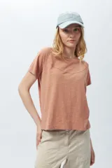 Remera de algodón, color terracota, de manga corta y con cuello redondo.