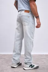 Jeans de hombre, corte recto y holgado, con lavado celeste muy claro y efecto desgastado.