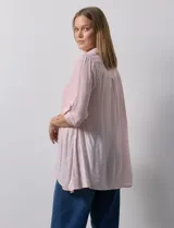 Camisa larga de rayón marca Robert Louis, con estampado a rayas verticales en tonos coral y blanco. Tiene cuello con solapa, abertura central con botones, mangas largas regulables con presilla y botón, y tajos laterales.