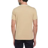 Remera color arena con finas rayas horizontales, cuello redondo en color crema y logo de pingüino bordado en el pecho. Corte slim fit.