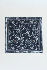 Pañuelo cuadrado de color azul marino con estampado floral abstracto en tonos blanco, celeste y marrón.