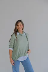 Sweater verde con cuello alto, mangas 3/4 y bajo asimétrico. Incluye una camisa blanca de mangas largas y una bufanda de encaje verde.