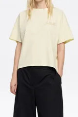 Remera color crema de algodón con corte boxy, cuello redondo, mangas cortas y logo bordado en el pecho.