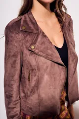 Campera estilo biker de gamuza sintética color malva o marrón rosado, con cierre asimétrico y detalles de tachas doradas en solapas y hombros.