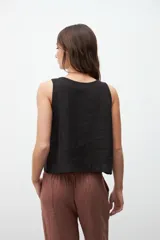 Musculosa negra de lino con corte holgado.