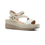 Sandalias con plataforma color beige y tira delantera plateada brillante. Las tiras superiores son ajustables con hebilla metálica.