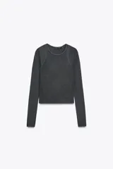 Top gris oscuro de punto, con cuello redondo y manga larga. Diseño cruzado en el frente.