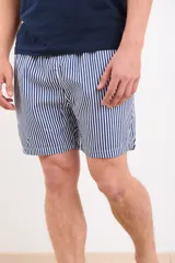 Short de baño blanco con rayas verticales azules.