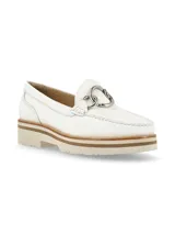 Mocasín blanco de cuero con detalle de aplique metálico plateado en la parte delantera.