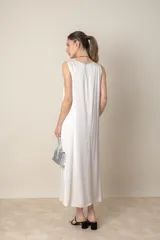 Vestido italiano gris de rayón y viscosa, corte suelto, largo midi y sin mangas.