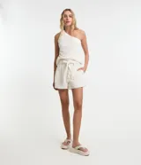 Short de tiro alto color crema, con trabillas en la cintura, cinturón de tela para lazo, elástico en la espalda, cierre por cremallera y detalles de lentejuelas bordadas.