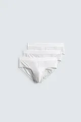 Pack de tres slips blancos de algodón con cintura elástica.