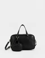Cartera bowling de cuerina color negro, con doble asa de mano corta y correa regulable y desmontable. Incluye pouch colgante con cierre superior y puller de material principal.