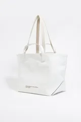 Bolso shopper blanco con logo Bimba y Lola estampado en dorado. Tiene doble asa de mano y bolsillo interior con cremallera.