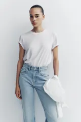 Pantalón de jean celeste de tiro alto, corte recto, con cinco bolsillos y cierre frontal con cremallera y botón metálico.