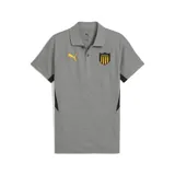 Polo Puma gris con cuello clásico, tapeta de dos botones y mangas cortas con puños negros. Logo de Puma bordado en amarillo en el pecho izquierdo y escudo del Club Atlético Peñarol bordado en el pecho derecho. Paneles laterales negros.