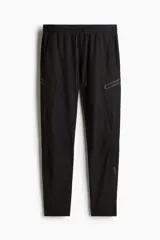 Pantalón de jogging deportivo negro de corte ajustado, confeccionado en tejido funcional DryMove™ que absorbe el sudor. Cuenta con cintura elástica con cordón de ajuste, bolsillos laterales, bolsillos con cierre en las piernas y bajos elásticos.