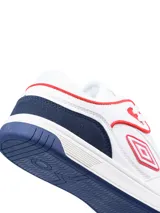 Championes urbanos Umbro Shoots, color blanco con detalles en gris.