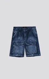 Bermuda de denim azul con efecto lavado, calce oversize y múltiples bolsillos tipo cargo.
